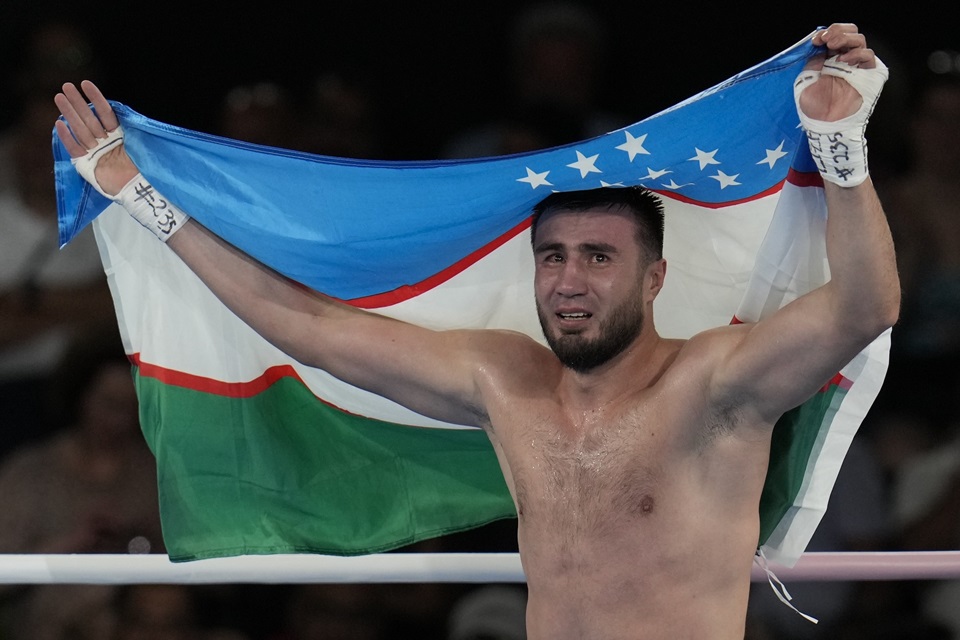 Bakhodir Jalolov, do Uzbequistão, após derrotar o espanhol Ayoub Ghadfa na final da categoria+92kg, na Olimpíadas de Paris, em 10 de Agosto de 2024. (AP Photo/Ariana Cubillos)